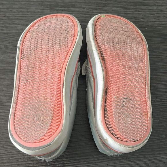 Cute slip on shoes - Picture 2 of 3